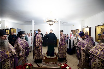 Митрополит Игнатий совершил Великое освящение Крестовоздвиженского подворья Свято-Алексиевского женского монастыря г. Саратова и Божественную литургию в новоосвященном храме