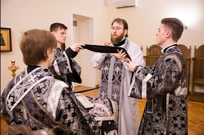 Митрополит Игнатий совершил ночную Литургию Преждеосвященных Даров в крестовом храме священномученика Гермогена, епископа Тобольского (Саратовского и Царицынского)