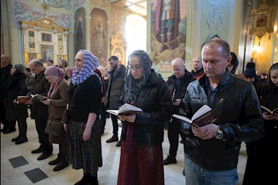 Митрополит Игнатий совершил великое повечерие с чтением Великого покаянного канона преподобного Андрея Критского в Покровском соборе г. Саратова