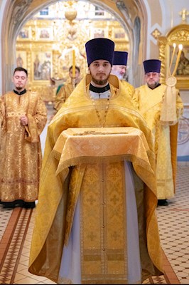 Митрополит Игнатий совершил Божественную литургию в Свято-Троицком кафедральном соборе Саратова