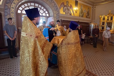 Митрополит Игнатий совершил Божественную литургию в Свято-Троицком кафедральном соборе Саратова