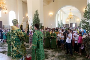 Божественная литургия и Великая вечерня в Свято-Троицком соборе Вольска