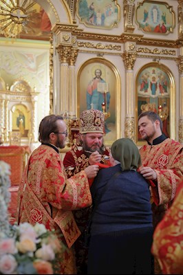 Епископ Тарасий совершил Божественную литургию в Покровском соборе г. Саратова, у ковчега с мощами святого великомученика Георгия Победоносца