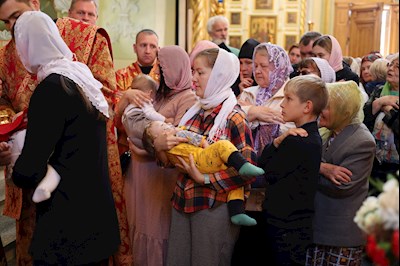 Епископ Тарасий совершил Божественную литургию в Покровском соборе г. Саратова, у ковчега с мощами святого великомученика Георгия Победоносца