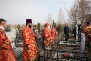 Божественная литургия и панихида в храме во имя святителя и чудотворца Николая на Елшанском кладбище г.Саратова