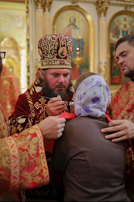 Епископ Тарасий совершил Божественную литургию в Покровском соборе г. Саратова, у ковчега с мощами святого великомученика Георгия Победоносца