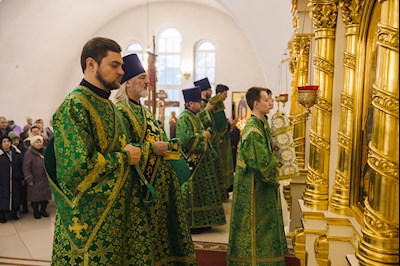 Архиереи Саратовской митрополии совершили Божественную литургию в соборном храме святого благоверного князя Александра Невского г. Ртищево