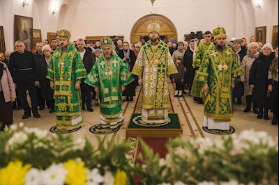 Архиереи Саратовской митрополии совершили Божественную литургию в соборном храме святого благоверного князя Александра Невского г. Ртищево