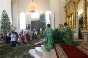 Божественная литургия и Великая вечерня в Свято-Троицком соборе Вольска