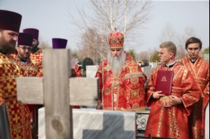 Божественная литургия и панихида в храме во имя святителя и чудотворца Николая на Елшанском кладбище г.Саратова