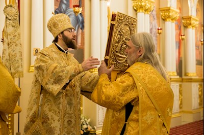 Митрополит Игнатий совершил Божественную литургию в соборном храме святителя Спиридона Тримифунтского г. Саратова