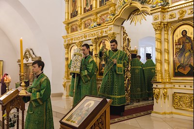 Архиереи Саратовской митрополии совершили Божественную литургию в соборном храме святого благоверного князя Александра Невского г. Ртищево