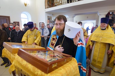Митрополит Игнатий совершил Божественную литургию в Трехсвятительском храме г. Саратова