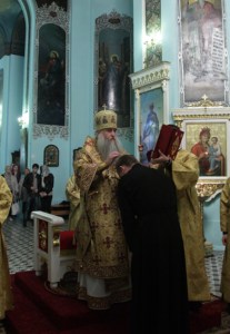 Божественная литургия в Духосошественском кафедральном соборе города Саратова
