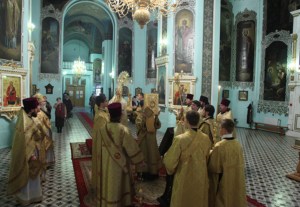Архиепископ Элистинский и Калмыцкий Юстиниан совершил Божественную литургию в Духосошественском кафедральном соборе города Саратова