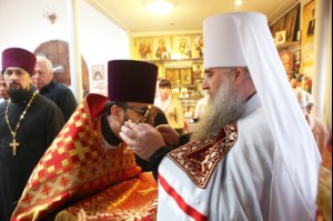 Божественная литургия и панихида в Свято-Никольском храме на Елшанском кладбище Саратова