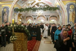 Митрополит Лонгин совершил Рождественское ночное богослужение