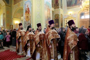 В Великий Четверг Митрополит Лонгин совершил Литургию Василия Великого и Чин умовения ног