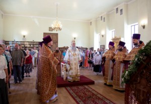 Божественная литургия на Архиерейском подворье — храме во имя преподобного Серафима Саровского города Саратова
