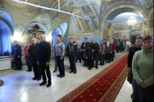 Митрополит Лонгин совершил Царские часы, Изобразительны, Великую вечерню и Крещальную литургию в Свято-Троицком кафедральном соборе Саратова