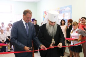 Митрополит Лонгин освятил здание средней школы ст. Курдюм Татищевского района