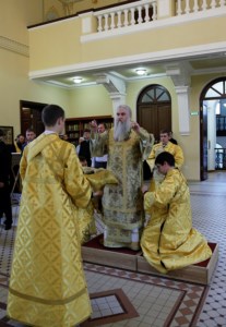 Божественная литургия на Архиерейском подворье — храме во имя святого апостола и евангелиста Иоанна Богослова при Саратовской православной духовной семинарии