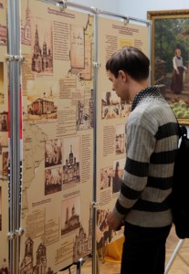 Представитель епархии принял участие в открытии выставки «Чтобы знали и помнили!» в Энгельсском краеведческом музее