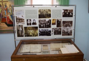 В Хвалынске открылась выставка, посвященная 70-летию возобновления приходской жизни