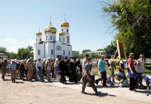 Митрополит Лонгин и Епископ Пахомий прошли часть пути вместе с участниками крестного хода Балашов — Вавилов Дол
