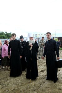 Митрополит Лонгин совершил чин освящения крестов и куполов строящегося храма во имя новомучеников и исповедников Саратовских г. Саратова