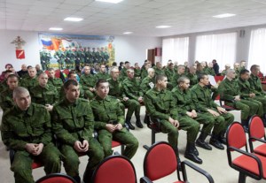 Священник принял участие в проводах выпускников на военную службу