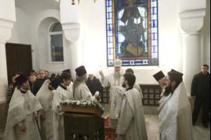 Божественная литургия на Архиерейском подворье — храме в честь иконы Божией Матери «Утоли моя печали» г. Саратова