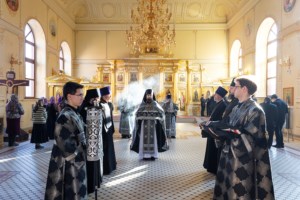 Литургия Преждеосвященных Даров на Архиерейском подворье — в храме во имя святого апостола и евангелиста Иоанна Богослова при СПДС