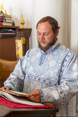 Божественная литургия на Архиерейском подворье — в храме в честь иконы Божией Матери «Утоли моя печали» г. Саратова