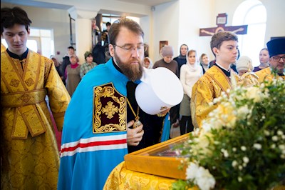 Митрополит Игнатий совершил Божественную литургию в храме святителей Василия Великого, Григория Богослова и Иоанна Златоустого г. Саратова