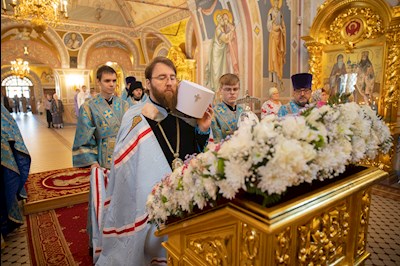 Митрополит Игнатий совершил Божественную литургию в Свято-Троицком кафедральном соборе Саратова