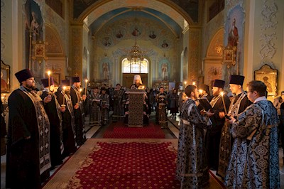 Митрополит Игнатий совершил великое повечерие с чтением Великого покаянного канона преподобного Андрея Критского в Покровском соборе г. Саратова
