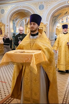 Митрополит Игнатий совершил Божественную литургию в Свято-Троицком кафедральном соборе Саратова
