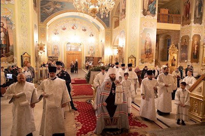Митрополит Игнатий совершил Великую вечерню в соединении с Литургией святителя Василия Великого и чин Великого освящения воды в Покровском соборе г. Саратова