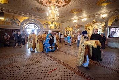 Митрополит Игнатий совершил Божественную литургию в Свято-Троицком кафедральном соборе Саратова