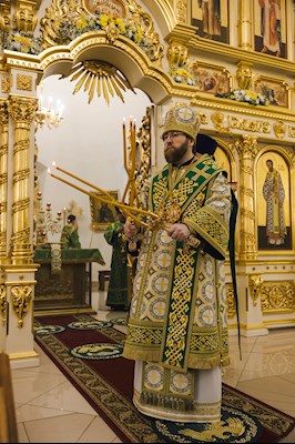 Архиереи Саратовской митрополии совершили Божественную литургию в соборном храме святого благоверного князя Александра Невского г. Ртищево