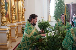 Божественная литургия и Великая вечерня в Свято-Троицком соборе Вольска