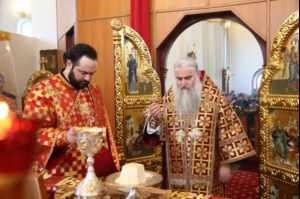 Митрополит Лонгин возглавил Литургию с сурдопереводом