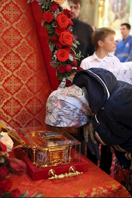 Епископ Тарасий совершил Божественную литургию в Покровском соборе г. Саратова, у ковчега с мощами святого великомученика Георгия Победоносца