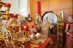 Митрополит Лонгин возглавил Литургию с сурдопереводом