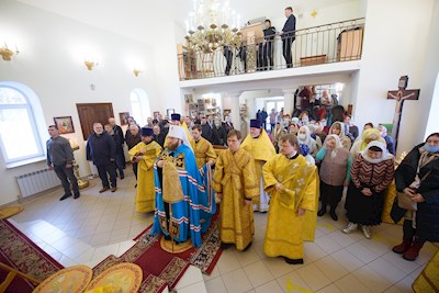 Митрополит Игнатий совершил Божественную литургию в Трехсвятительском храме г. Саратова