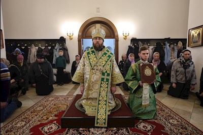 Митрополит Игнатий совершил Литургию Преждеосвященных Даров в храме в честь иконы Божией Матери «Всех скорбящих Радость» г. Саратова