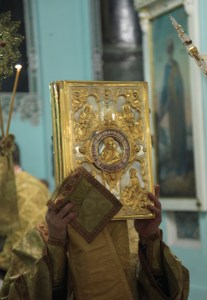 Архиепископ Элистинский и Калмыцкий Юстиниан совершил Божественную литургию в Духосошественском кафедральном соборе города Саратова