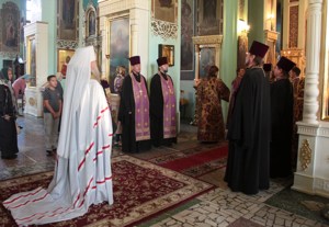 Всенощное бдение c Чином Воздвижения Креста в Духосошественском соборе города Саратова