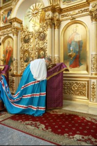 В Великий Четверг Митрополит Лонгин совершил Литургию Василия Великого и Чин умовения ног